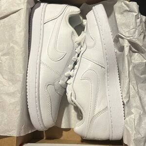 Women’s white Nike shoes. Size6.5 (Brand New)